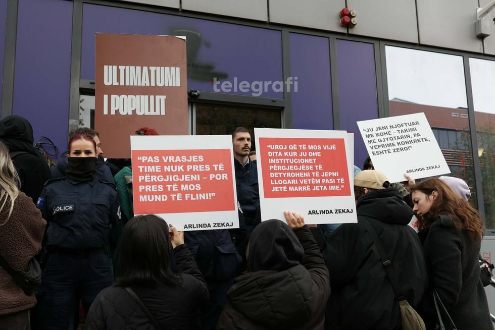 Mblidhen protestuesit para Qeverisë  kërkojnë drejtësi dhe llogaridhënie institucionale për vrasjen e Arlinda Zekajt