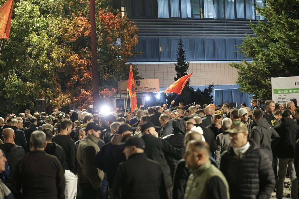 Vazhdon protesta para Kuvendit  qytetarët hedhin mjete piroteknike drejt hyrjes