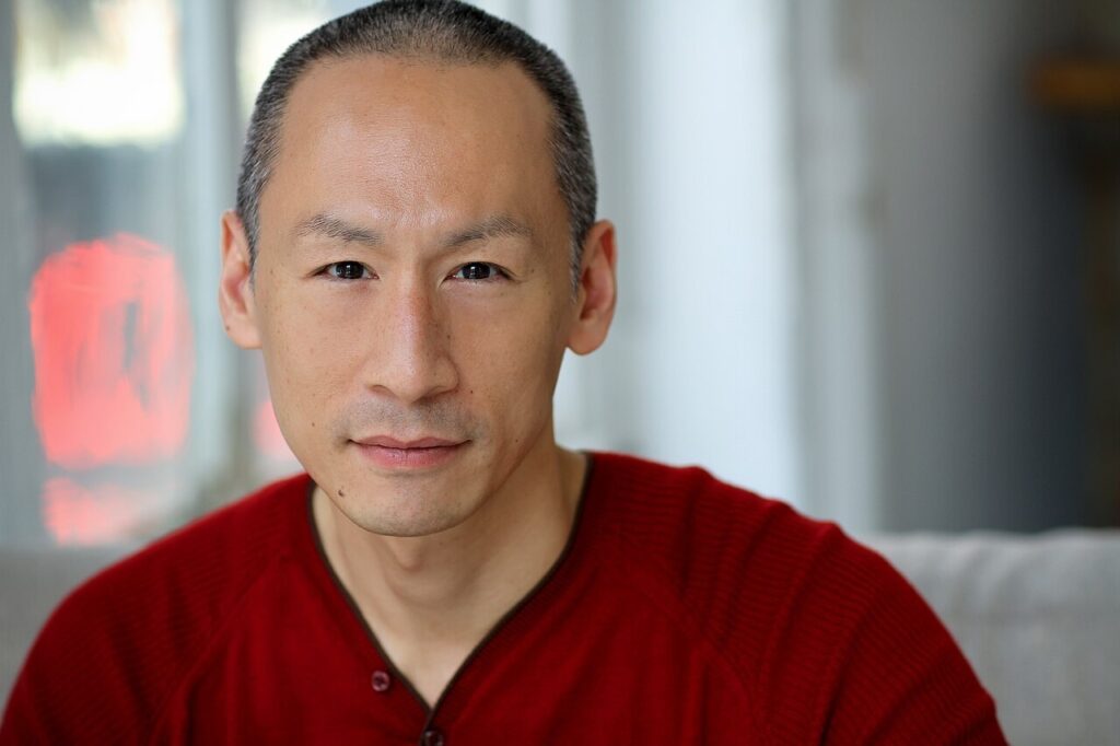Fotot e para nga «King of the Yees» në Off Broadway  Francis Jue dhe Kelly Marie Tran si baba e bijë në Signature Theatre