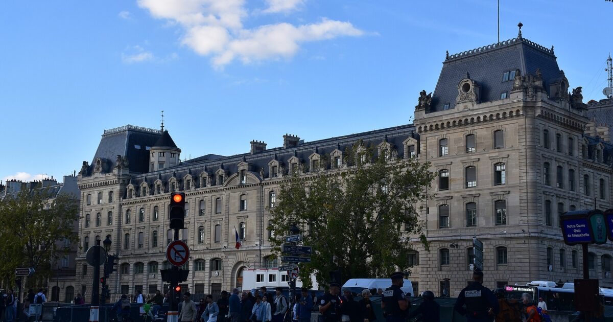 Godina e Prefekturës së Policisë në Paris me oficerë të Policisë Kombëtare