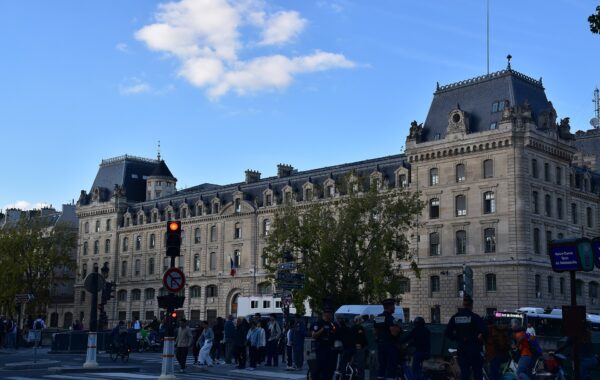 Godina e Prefekturës së Policisë në Paris me oficerë të Policisë Kombëtare