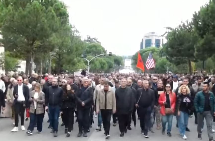 Nga Kryeministria drejt Ministrisë Arsimit  protestuesit dhe deputetët e PD marshim për t iu bashkuar studentëve