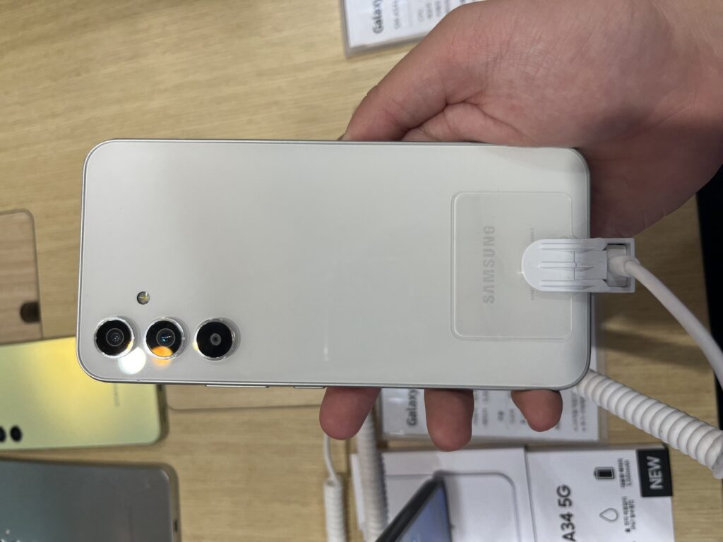 Samsung nis shpërndarjen e versionit të qëndrueshëm të One UI 9 për Galaxy A54 dhe Galaxy A15