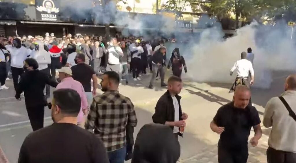Përplasje te Ministria e Arsimit  i vihet flaka kazanëve të mbeturinave  gurë drejt godinës  Policia hedh gaz lotsjellës