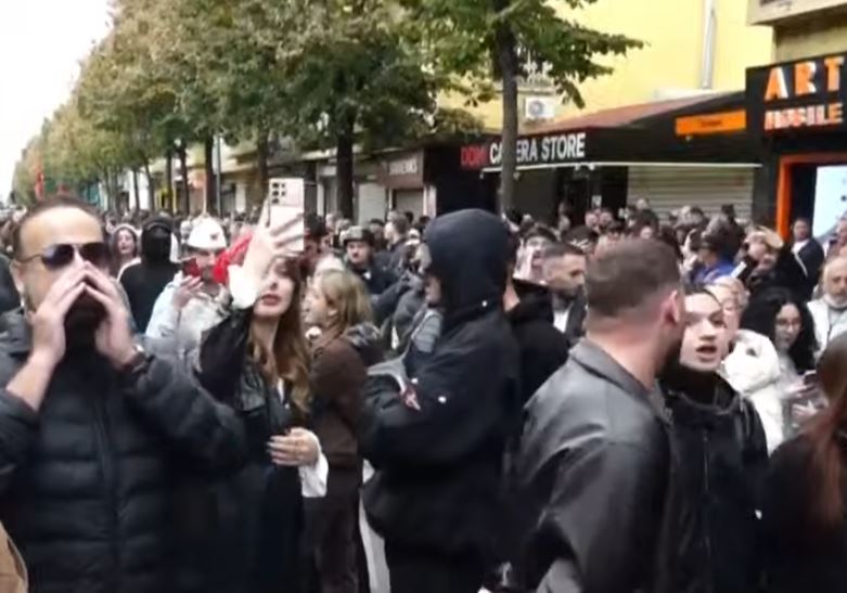 Tensione para Ministrisë së Arsimit  studentët nuk pranojnë bashkimin me deputetët e PD  Opozita jemi ne