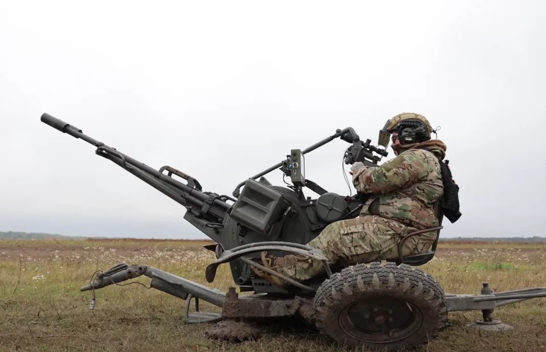 Një ushtar ukrainas te topi kundërajror ZU-23-2