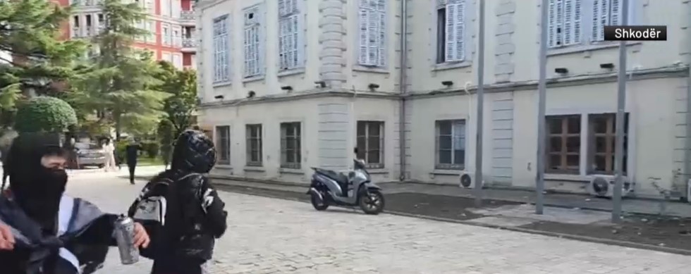 Protesta në Shkodër  gjimnazistët sulmojnë me gurë Bashkinë dhe shkaktojnë dëme  Policia shoqëron disa prej tyre