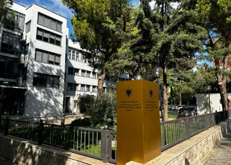 Goditi me vezë makinën e Ramës  lirohet aktivisti Edison Lika