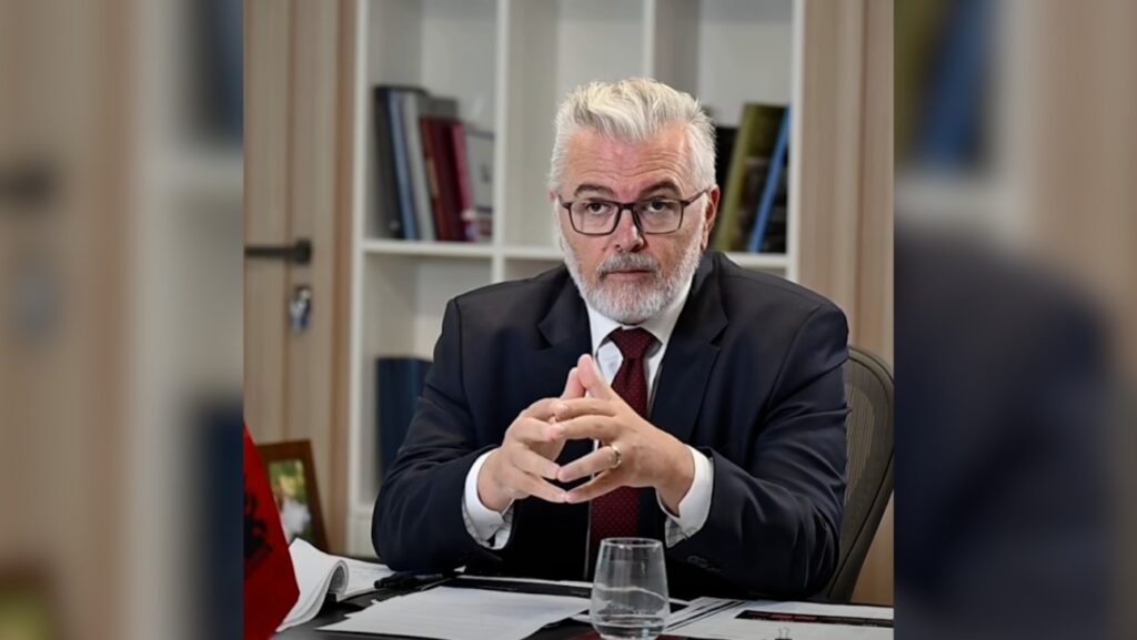 Gogu reagon pas protestave  Dhuna nuk zgjidh asnjë problem  Qytetarët kanë nevojë për institucione që u qëndrojnë pranë