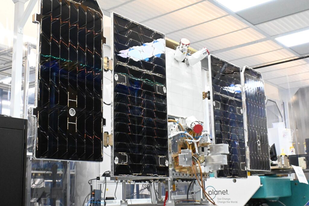 Sateliti i parë i qendrës së të dhënave të Google është online dhe shkruan poezi