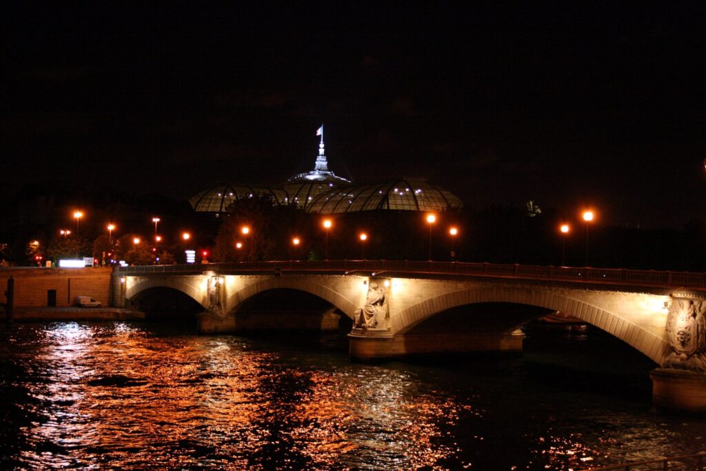 Pas protestave dhe trazirave në Francë  Art Basel Paris konfirmon hapjen me masa të shtuara sigurie