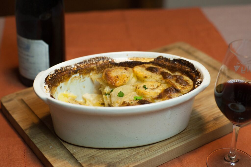 Gratin dauphinois — gatimi klasik francez me patate  krem dhe hudhër