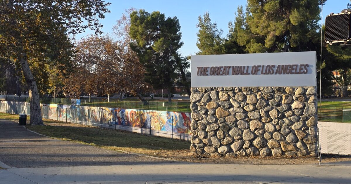 Hyrja e muralit "The Great Wall of Los Angeles" të Judy Baca-s në Los Anxhelos