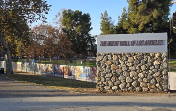 Hyrja e muralit "The Great Wall of Los Angeles" të Judy Baca-s në Los Anxhelos