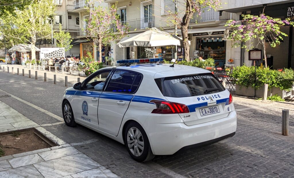 Athinë  binjakët 2 vjeçarë gjenden vetëm në shtëpi  arrestohet nëna 28 vjeçare