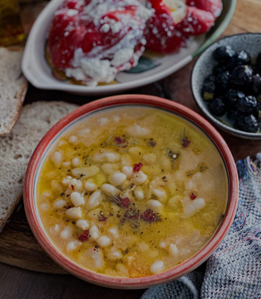 Grosh tradicionale shqiptare — gjella e ngrohtë me fasule dhe grurë të zier