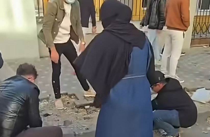 Gruaja me hixhab ndihmon protestuesit të shkulin pllakat  Balla publikon pamjet  Zemërimi s e justifikon dhunën  asnjë