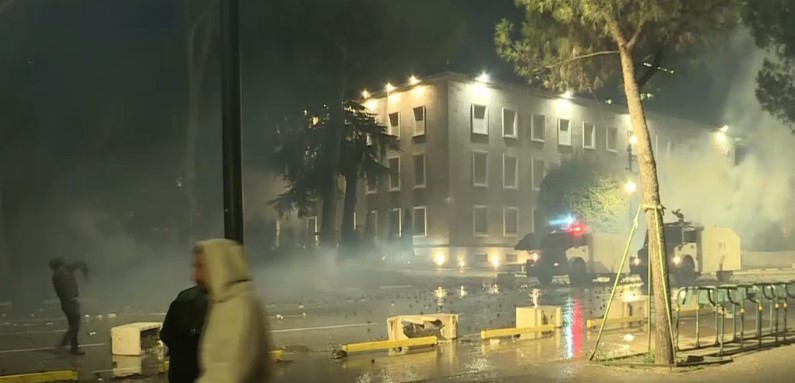 Protestuesit nuk e ndalin dhunën, sulmojnë