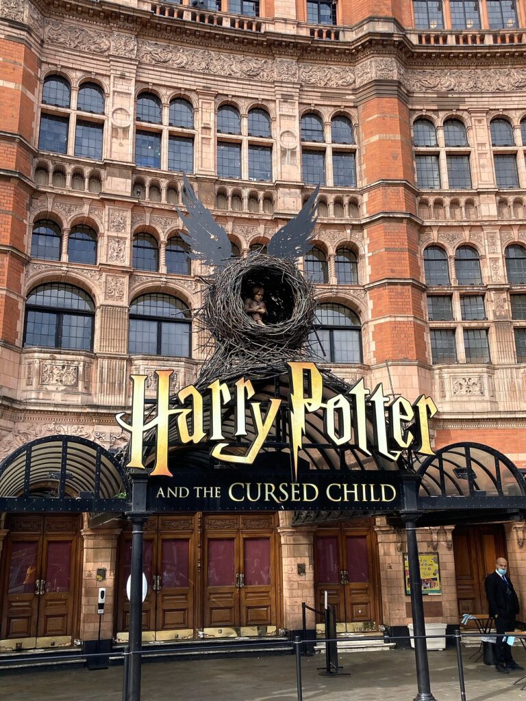 «Harry Potter and the Cursed Child» zgjat qëndrimin në West End  mbi 110 mijë bileta të reja deri më 5 shtator 2027