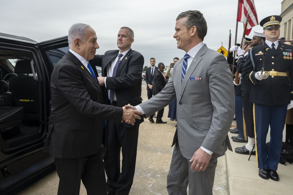 Hegseth takon Netanyahun në një vizitë të paparalajmëruar në Izrael  raporton Axios