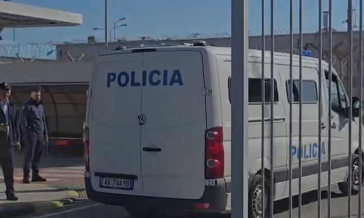Nga Durrësi në Fier  pamjet nga momenti i transferimit të Erion Veliajt  VIDEO 