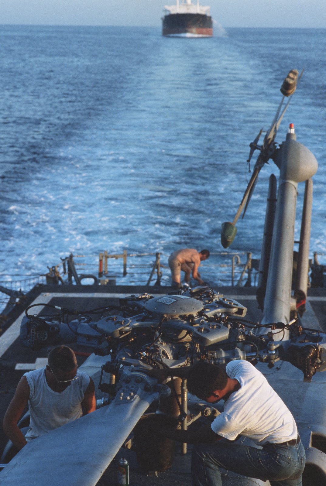 Anije e marinës amerikane në Gjirin Persik