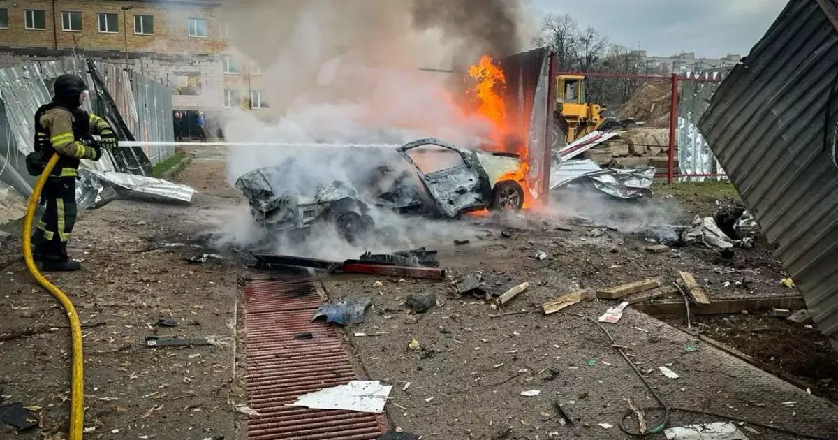 Zjarrfikës pas një sulmi rus me dron në rajonin e Kievit