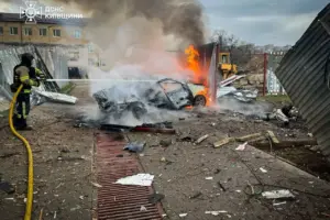 Zjarrfikës pas një sulmi rus me dron në rajonin e Kievit