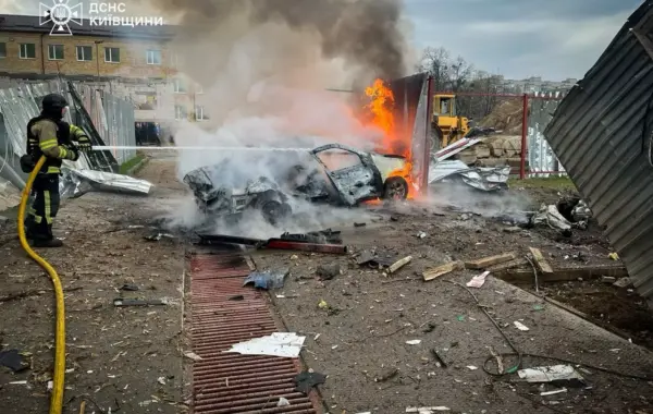 Zjarrfikës pas një sulmi rus me dron në rajonin e Kievit
