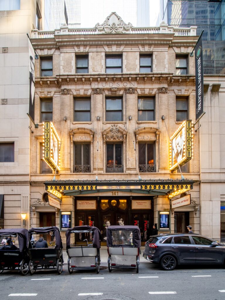 «Other Desert Cities» hapet zyrtarisht në Broadway  nata e hapjes në Hudson Theatre me Julia Louis Dreyfus dhe Ed Harris