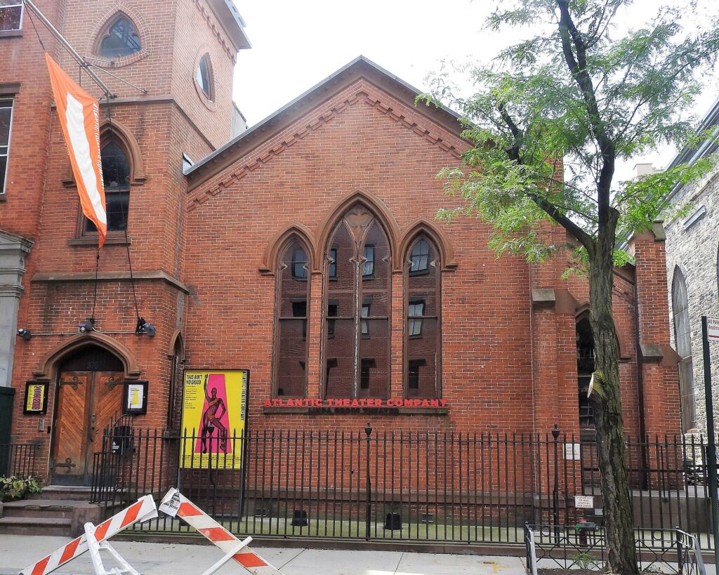 «I Became We» në fotot e para  kori prej 16 këngëtarësh rrëfen monologun e një gruaje në premierën botërore në New York
