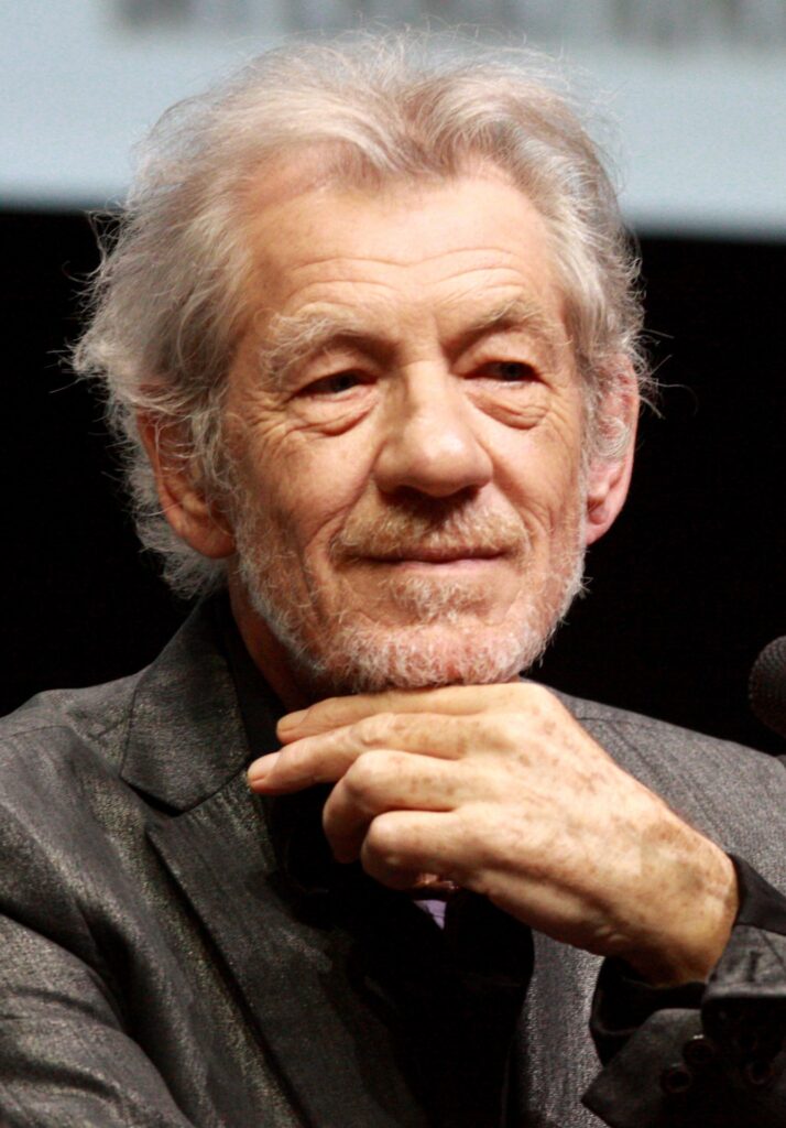 Ian McKellen bëhet Gjigandi i «Jack and the Beanstalk»  zëri i tij do të dëgjohet në pantomimën e Krishtlindjeve në Cambridge