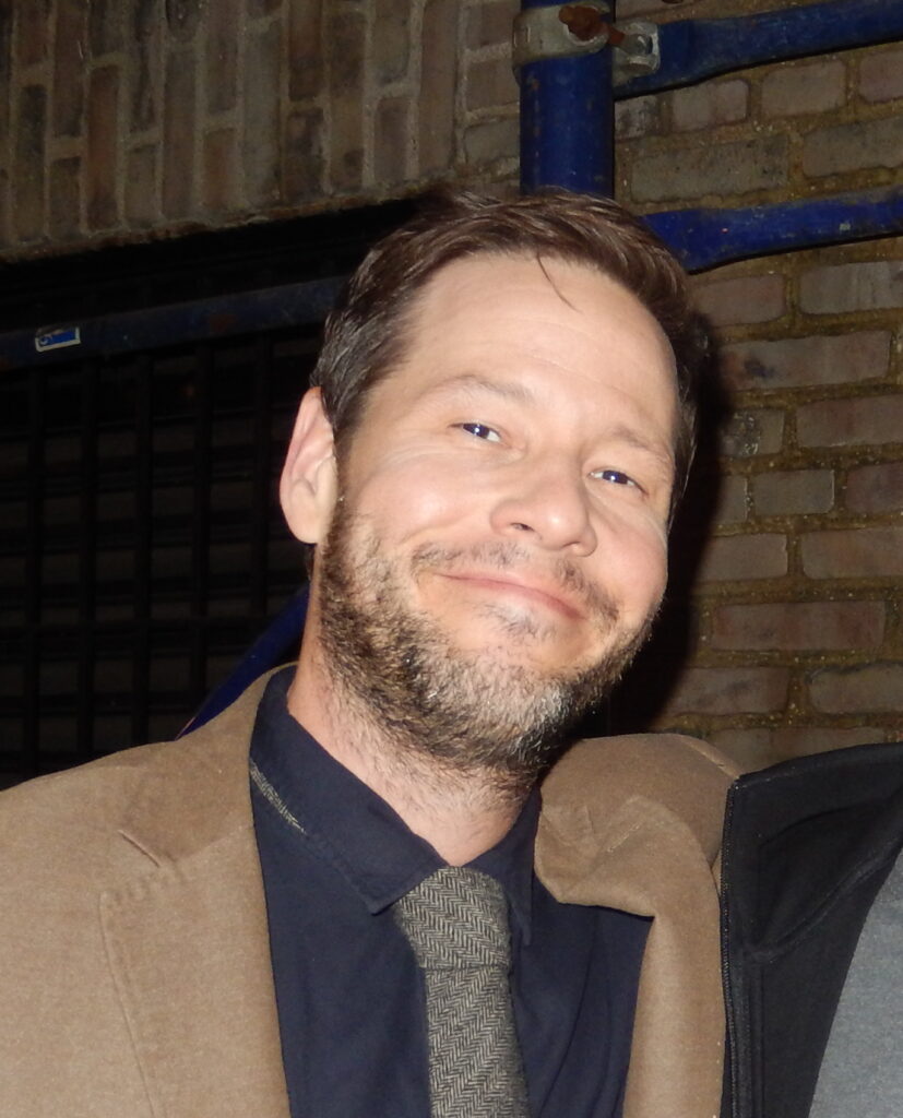 Ike Barinholtz i bashkohet kastit të komedisë së Krishtlindjeve «Naughty» të Olivia Wilde