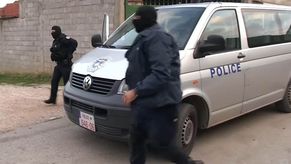 Ekstradohen dy persona të kërkuar nga Mali i Zi dhe Gjermania në Kosovë