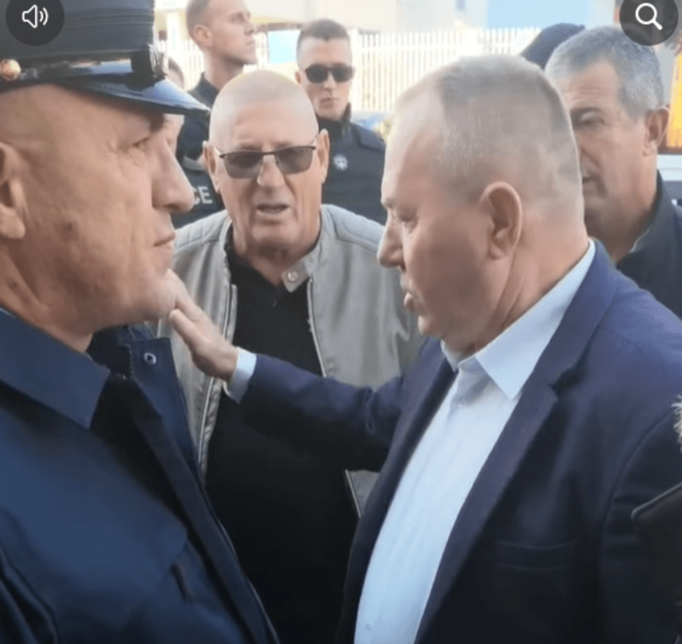  Nuk do të thyhet asnjë xhamë   Gucati bisedon me zyrtarin policor   kërkon të qëndrojnë në oborrin e Kuvendit deri në votimin e Ligjit për Specialen