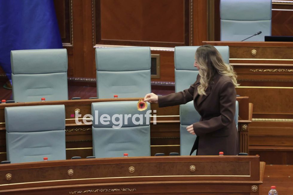 Në karrigen e ministres së Drejtësisë vendoset emblema e UÇK së