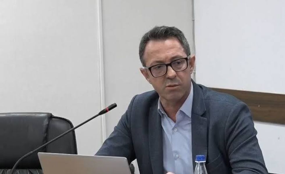 Krasniqi kundër qëndrimit të LVV së për Ligjin për Specialen  Po i bie që e pranon këtë gjykatë   e rëndë për aktivistët