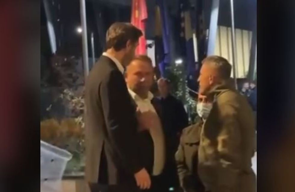 Ismaili dhe Rama negociojnë me Policinë  hapet sheshi  Skënderbeu  për protestuesit