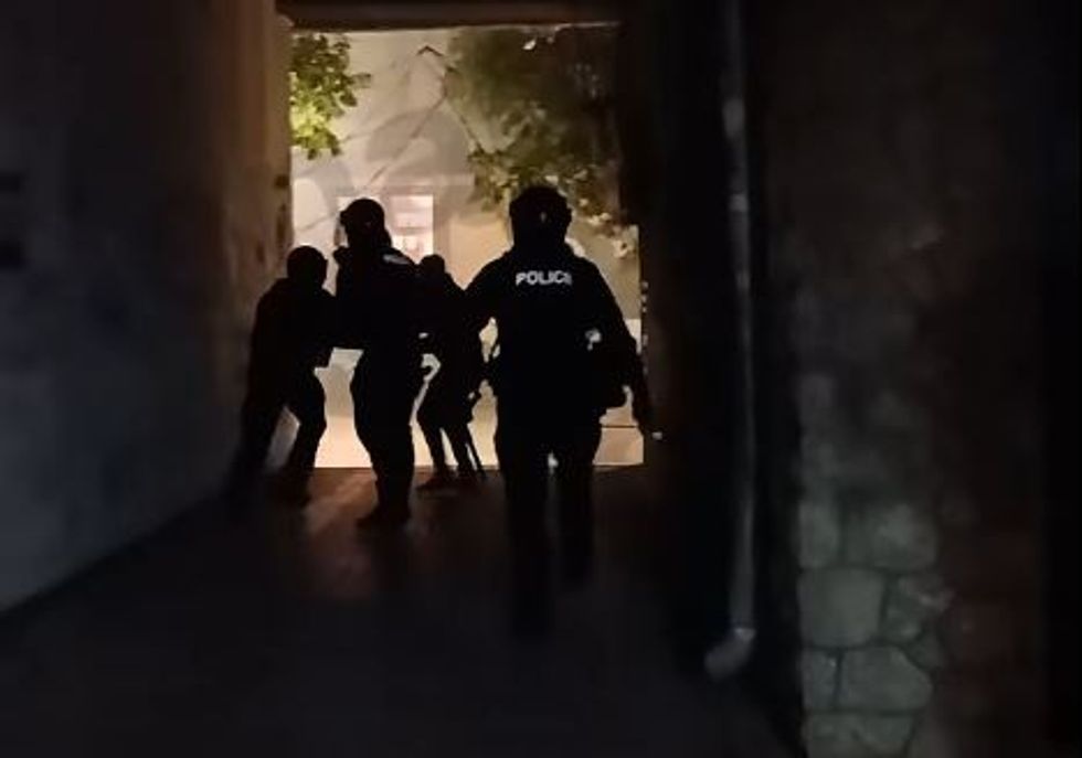 Pamje nga protesta  Policia shihet duke ushtruar dhunë ndaj një protestuesi