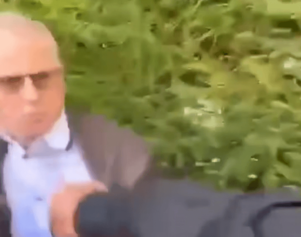 Protestuesit tërheqin nga krahu Besnik Bislimin  policia në mbrojtje të tij