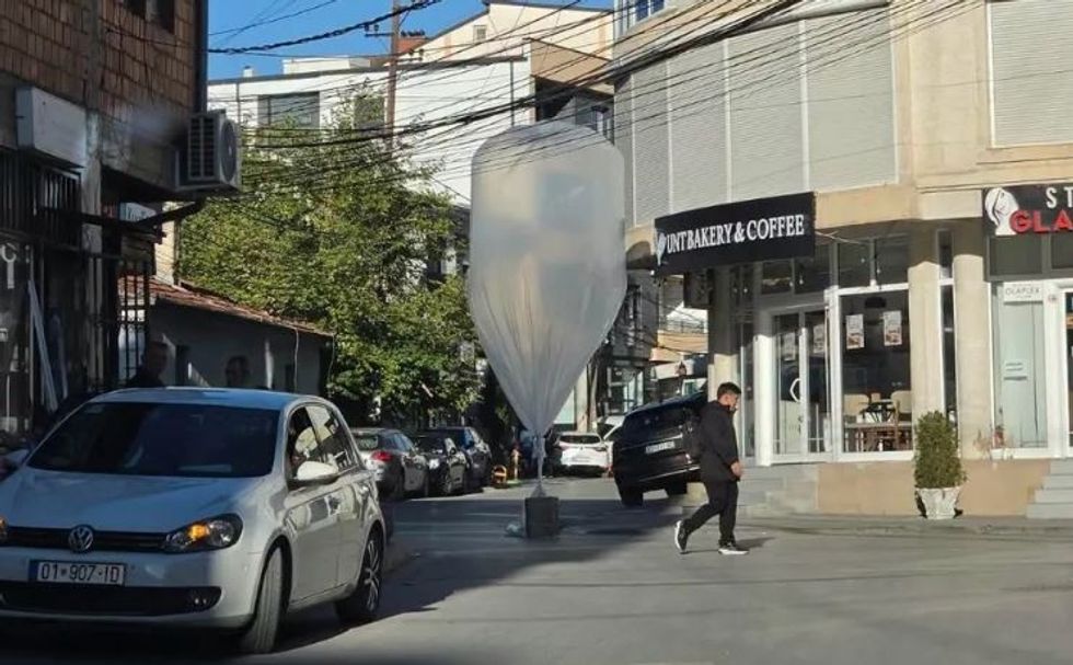 Momenti kur bie në tokë balona me pakon në të cilën dyshohej se kishte mjet shpërthyes