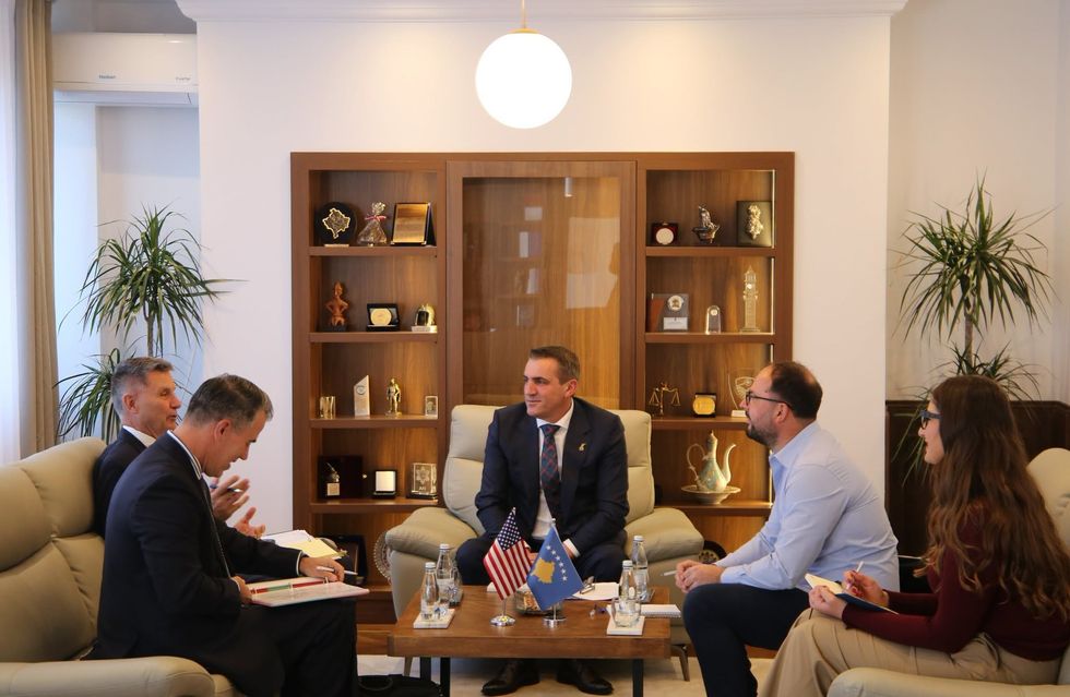 Luftimi i pastrimit të parave  Gashi diskuton me delegacionin e Thesarit amerikan