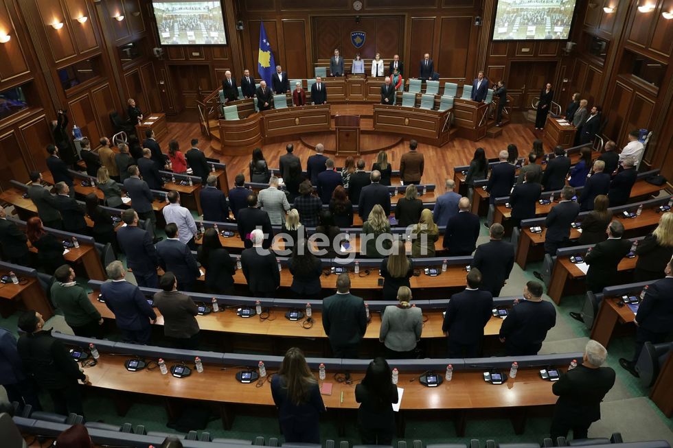 Vrasja e Arlinda Zekajt në Pejë  Kuvendi mban seancë të jashtëzakonshme   deputetët nderojnë viktimat me një minutë heshtje
