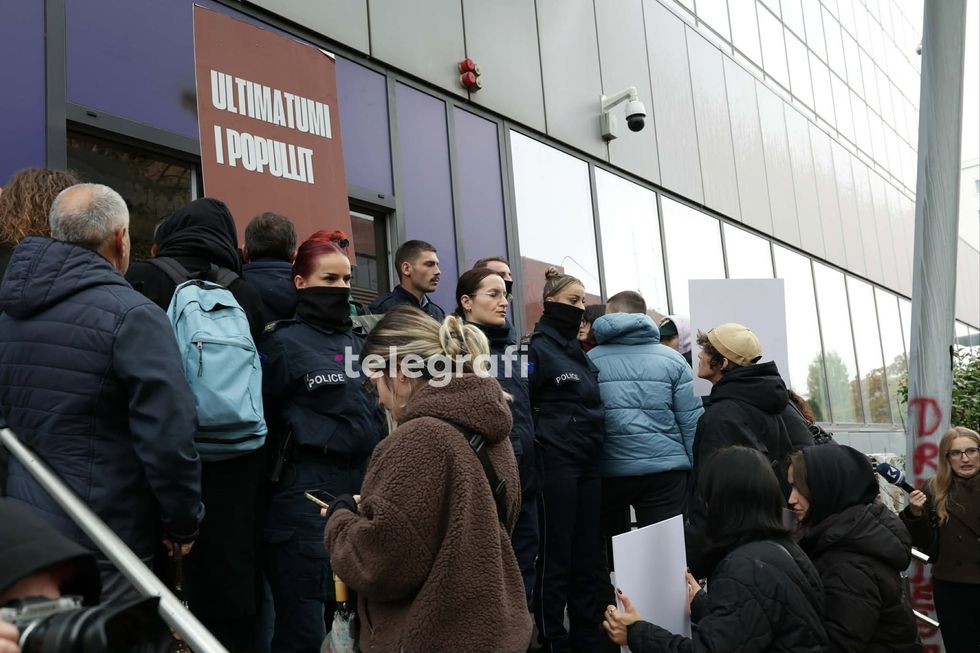 Protestuesit largohen nga Qeveria dhe nisen drejt Pejës  kërkojnë drejtësi për Arlinda Zekajn