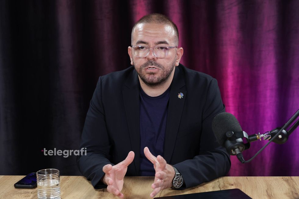 Drejtori i ETEA  Ahmeti  A doni me ditë çka lexojnë dhe mësojnë nxënësit në shkollat tona 
