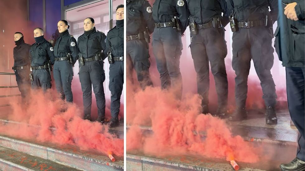 Vazhdon protesta në Prishtinë  tymi i kuq mbulon policinë
