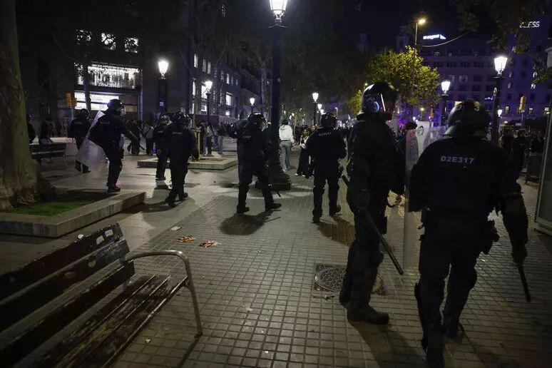 SPANJË   Barcelona në kaos  plaçkiten 14 dyqane  73 të mitur mes të arrestuarve
