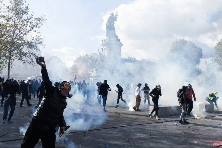 PARIS   Franca konsideroi bllokimin e internetit celular dhe mediave sociale gjatë protestave