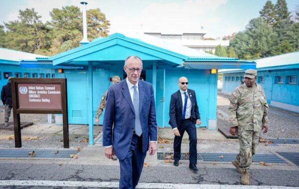 FOKUS – Merz: Dy Koretë të