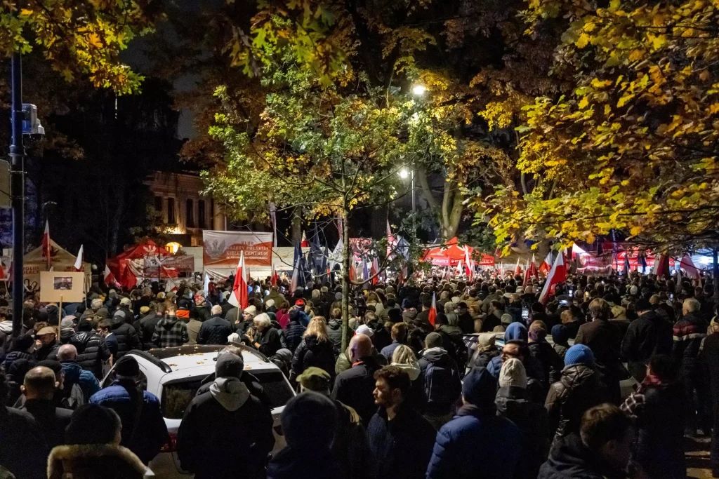 POLONI   Përshkallëzohet kriza institucionale  policia ndërhyn pranë Gjykatës Kushtetuese